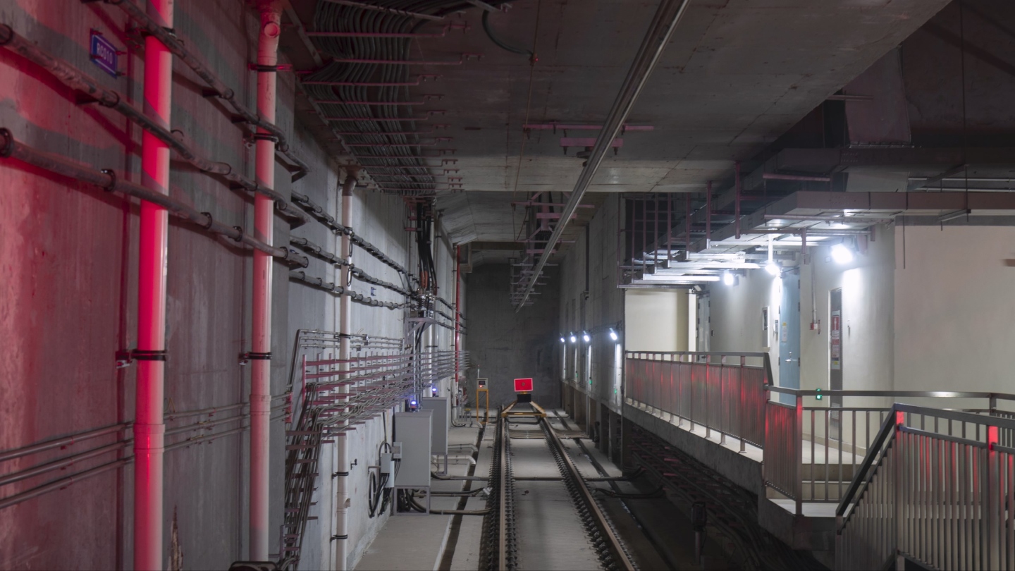 深圳地铁通往机场的深圳20号线 时空隧道