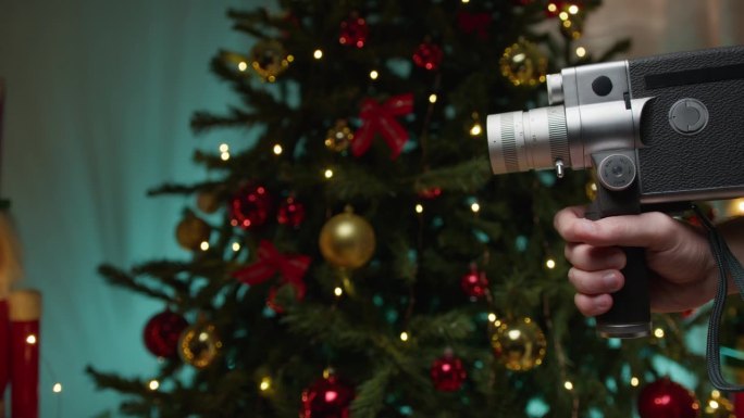 圣诞老人用老式相机拍摄圣诞美景