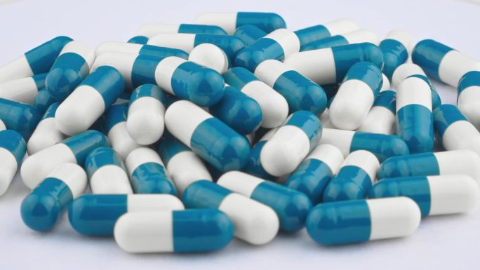 蓝白胶囊中的食品添加剂:一种膳食形式的药物和药理。胶囊的预防和治疗:制药业的观点。