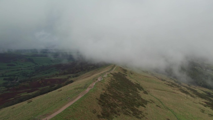 山顶区曼托尔上空的低云，慢镜头。郁郁寡欢的秋日里的英国乡村