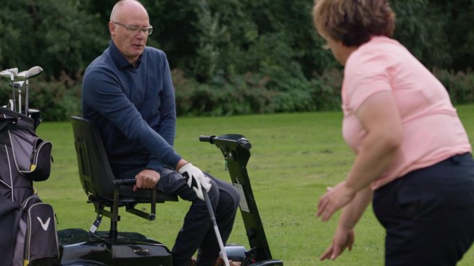 男子、女子和高尔夫球场训练或残疾人在包容性运动，教练或挥杆。老年人、草地及球类教学击球赢或支持老年人