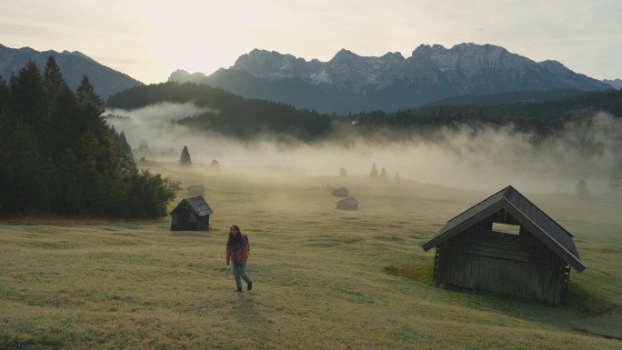 一个女人在巴伐利亚阿尔卑斯山的浓雾中行走