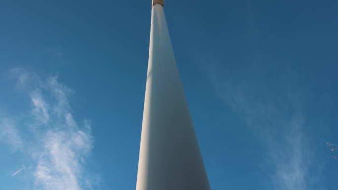 风力涡轮机和蓝天的低角度视图