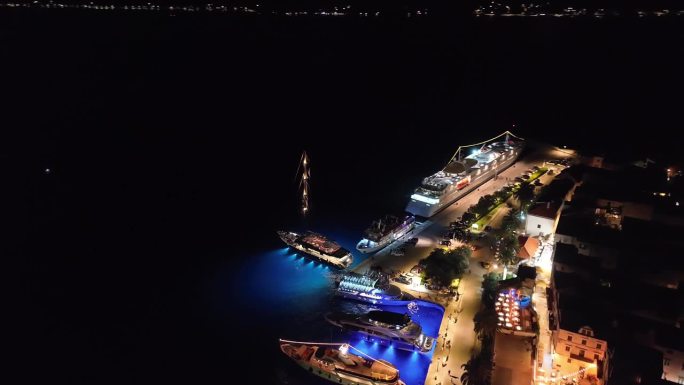 科尔库拉港的夜景