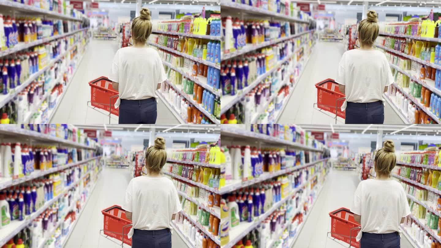 在超市购物，阅读产品信息(尿布，洗涤剂)
