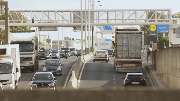 2023年9月21日，葡萄牙里斯本-万国公园-高速公路车辆繁忙，交通堵塞