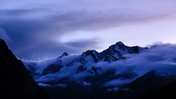 美丽的日落时间，从4950米的卡雷村观看延时视频，喜马拉雅山上有雾云。马卡鲁巴伦国家公园，尼泊尔。大