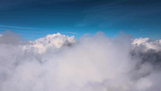 从高空的飞机窗口鸟瞰，暴雨前形成的蓬松的积云覆盖着地球