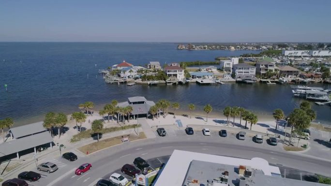 4K无人机视频(高速多莉拍摄)的海滩公园，码头，并在哈德逊海滩海滨住宅在墨西哥湾在佛罗里达州