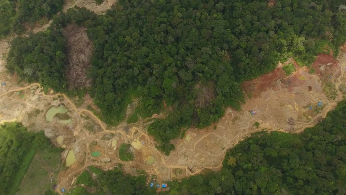 在亚齐的热带雨林非法手工金矿鸟瞰图-库存视频