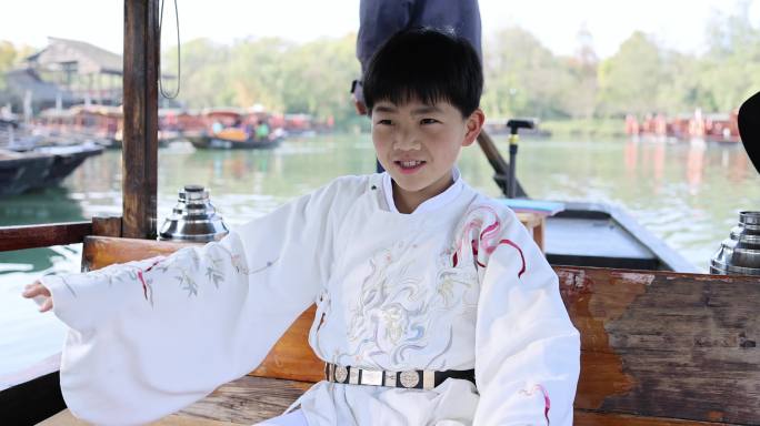 杭州西溪湿地坐摇橹船的汉服男孩