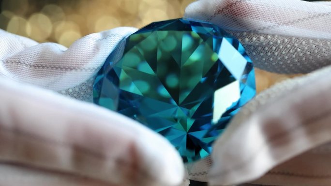 蓝色钻石宝石握在手套的特写