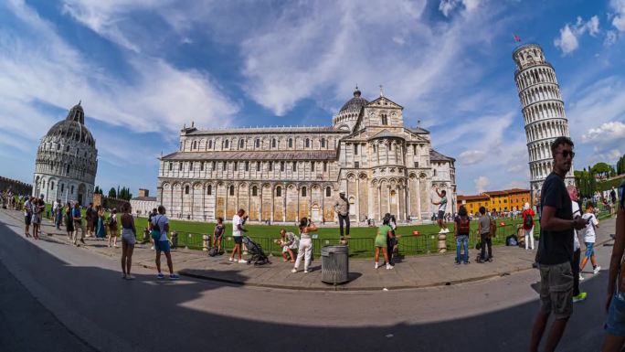 意大利托斯卡纳的比萨，比萨斜塔和比萨大教堂的人群旅游步行观光景点，蓝天白云