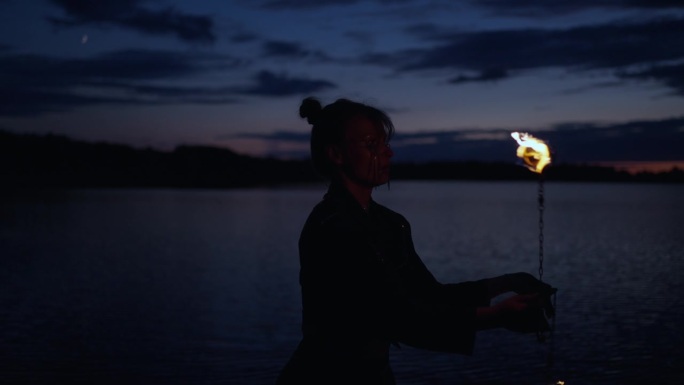 女马戏演员用火表演，夏夜河滨的惊人表演