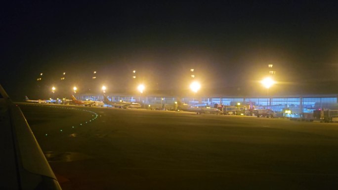 夜晚飞机到港机场滑行航站楼