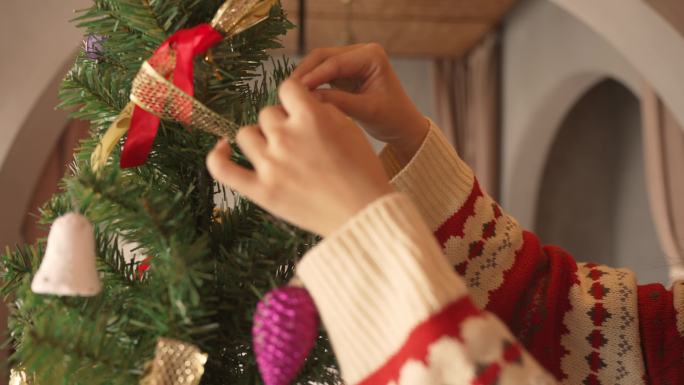 圣诞节漂亮女孩准备圣诞礼物装饰圣诞树