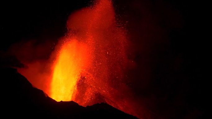岩浆喷发坑与熔岩喷流和火山碎屑在夜间，拉帕尔马，慢动作