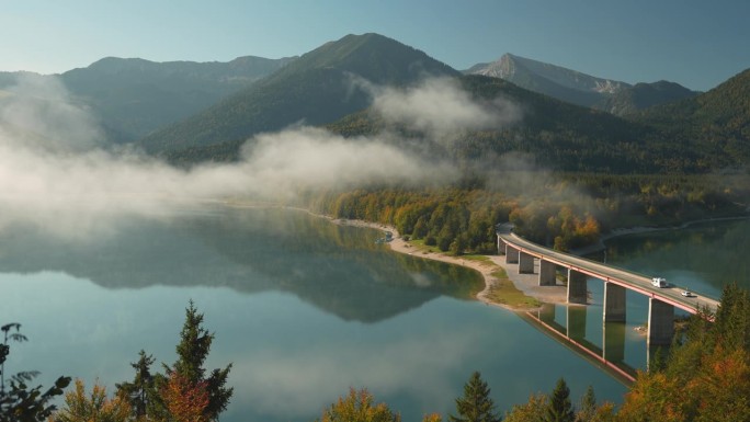 秋天的Sylvensteinsee大坝风景