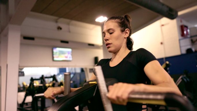 力量训练:女运动员的强化胸部锻炼