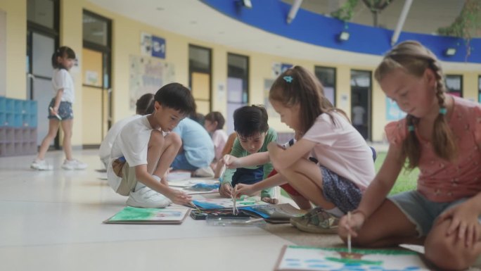 小学生与女老师学习水彩画。