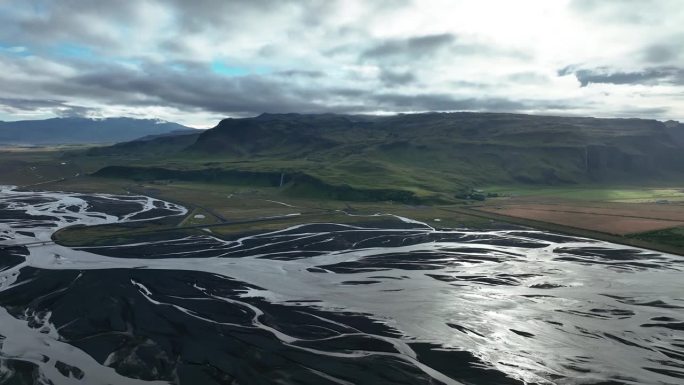冰岛南部Seljalandsfoss瀑布附近的辫状海峡。-航拍