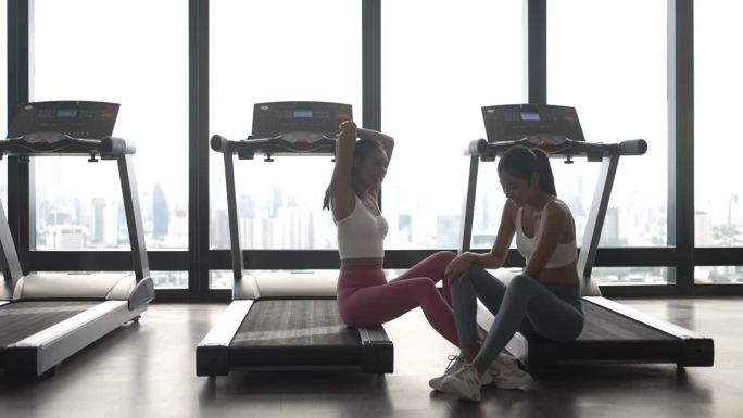 女性在健身俱乐部锻炼。