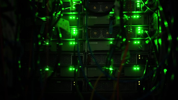 关闭带LED绿灯的网线插头，连接到网络交换机，数据中心网络上的链路连接。