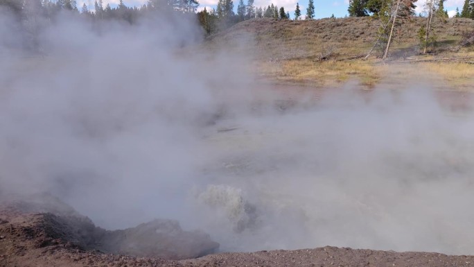 泥火山温泉和间歇泉在超级火山黄石国家公园怀俄明州