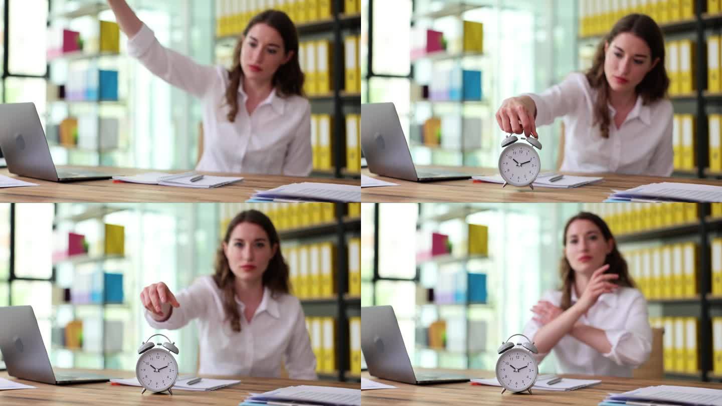 商务女性在办公室的工作场所设置闹钟