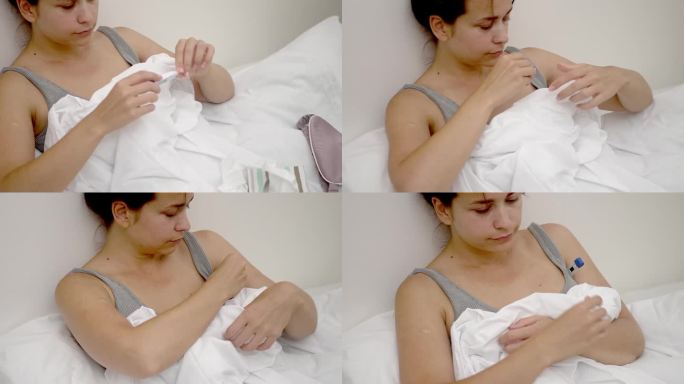 女人躺在床上拿着一盒纸巾，用体温计量体温，发烧了