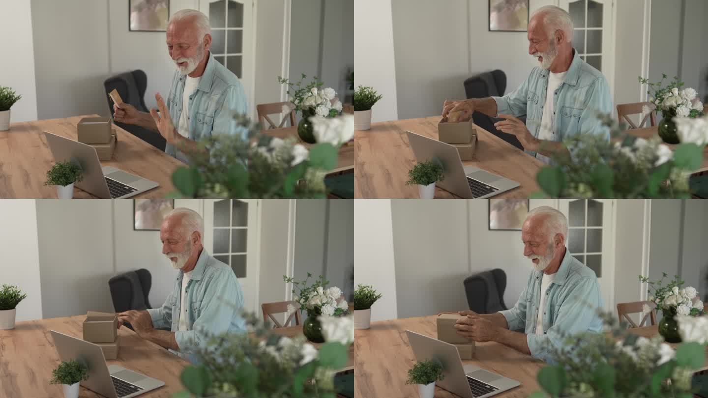 一位老人在视频通话中打开礼物盒并读卡片