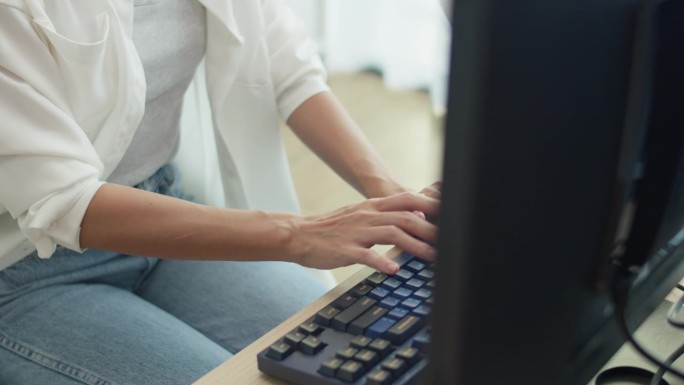 亚洲女性IT工程师近景打字，在办公室编码程序，开发UX UI数据网络架构设计。