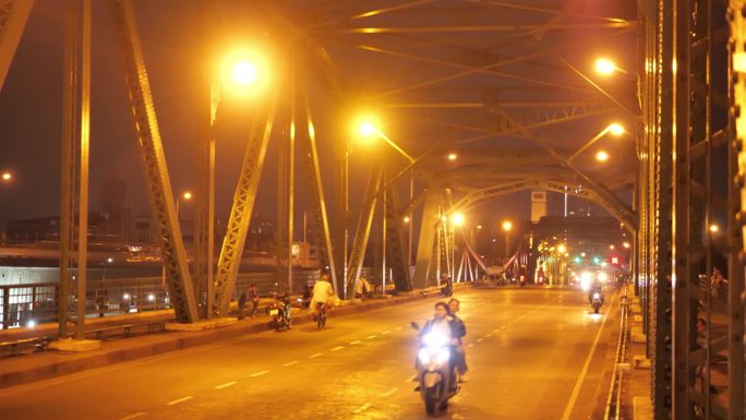 曼谷的交通之夜三轮车城郊铁索桥