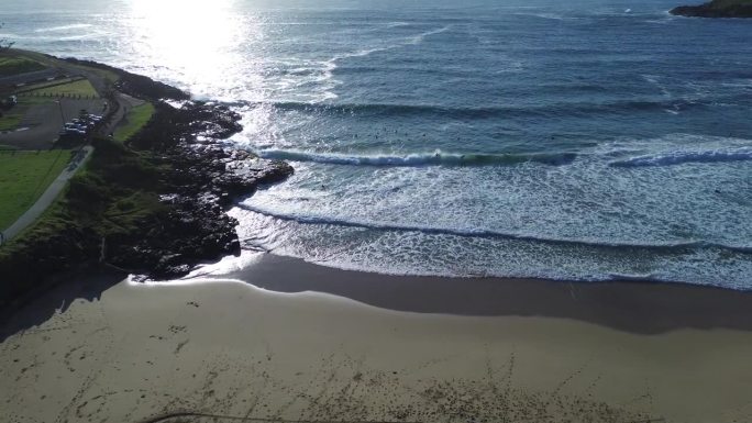 无人机航拍岩石岬角海岸线风景海浪冲浪者清晨日出涌浪白色洗沙酒吧旅游Gerringong Kiama吹