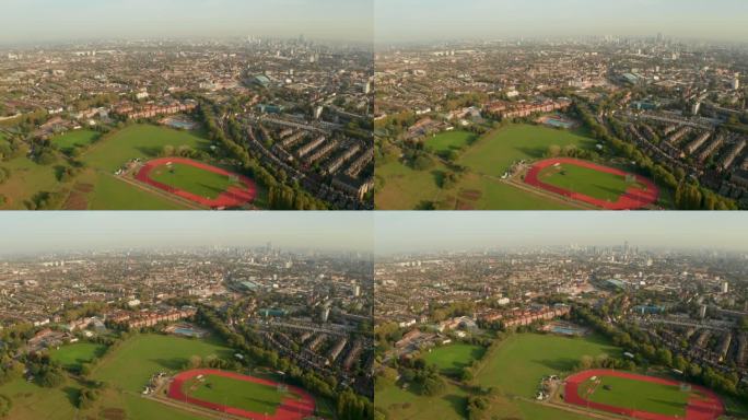 俯拍的汉普斯特德希思运动跑道，背景是伦敦的天际线