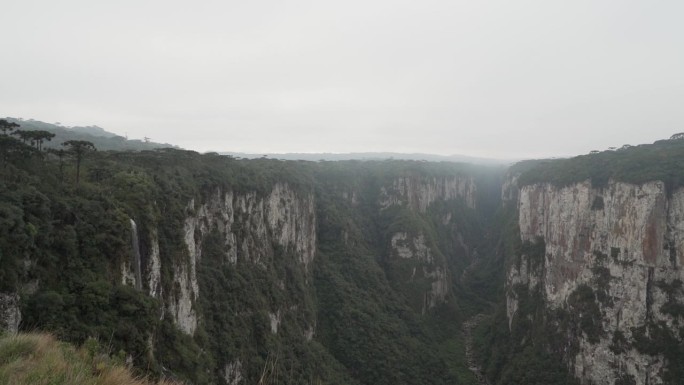Itaimbezinho峡谷位于Aparados da Serra国家公园，位于南里奥格兰德州(Ri