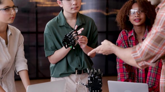 不被认可的一群人展示技术机器人机制，高中学生在科学课上展示机器人工作取代人手残疾，现代科学医疗保健的
