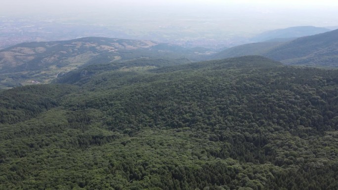 保加利亚斯特里查镇附近的古色雷斯人斯库姆塞尔保护区鸟瞰图