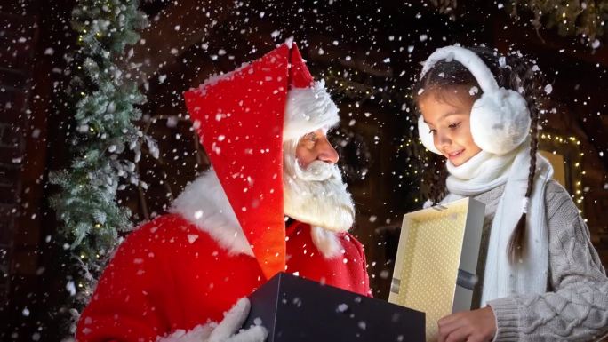 节日传统是圣诞老人在圣诞夜给孩子送魔法礼盒