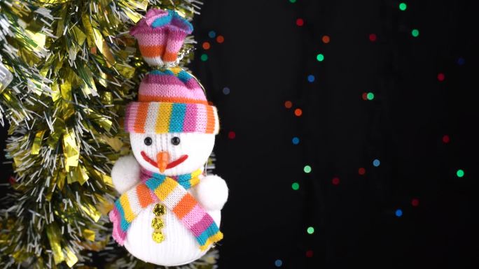 美丽的圣诞树玩具雪人在金箔上的特写。