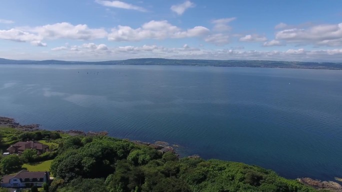 航拍无人机拍摄的北爱尔兰海伦湾公司的视频