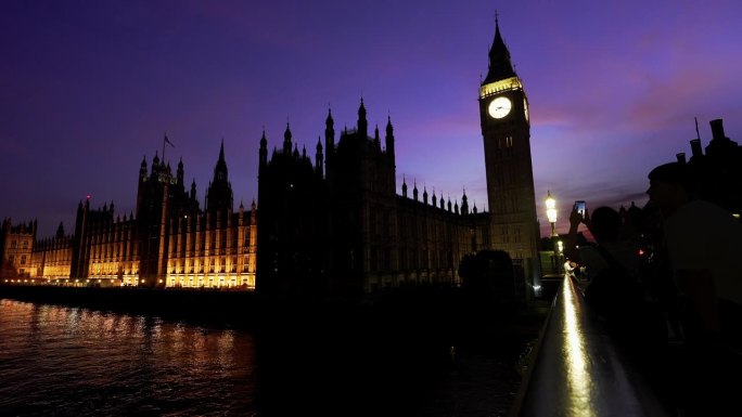 伦敦游客在夜间拍摄大本钟