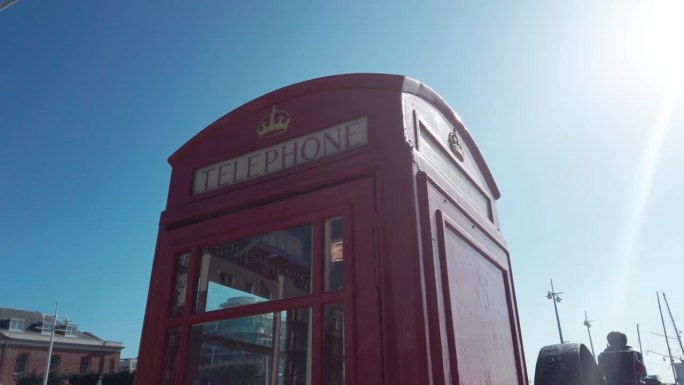 红色的电话亭衬着蓝色的天空，是英国的象征