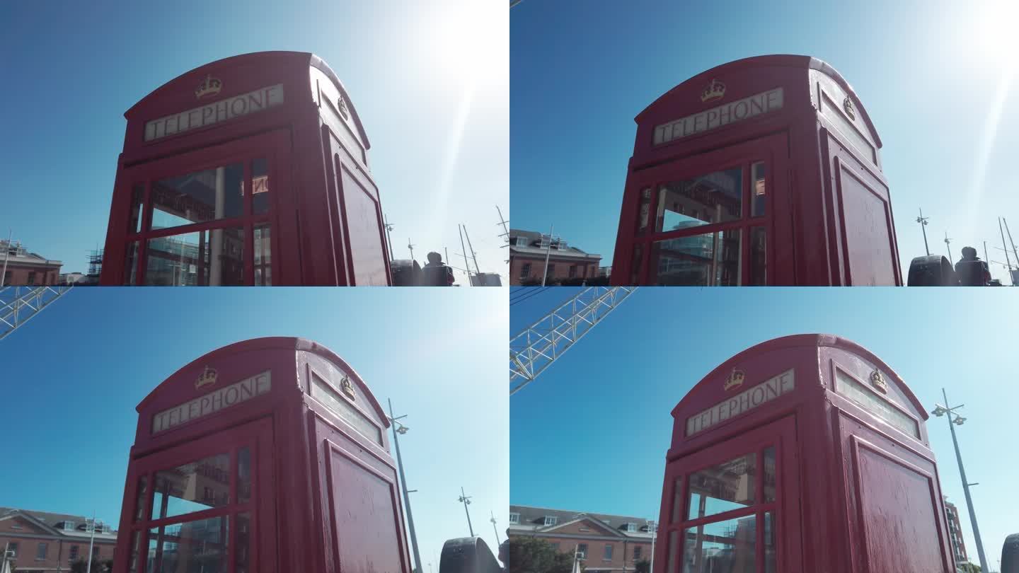 红色的电话亭衬着蓝色的天空，是英国的象征