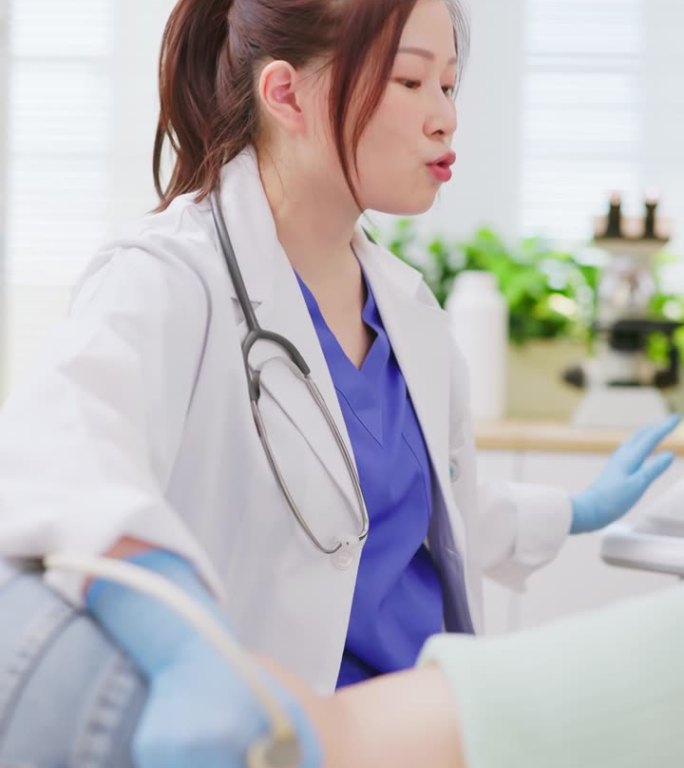 女性肾脏超声检查竖屏女医生视频素材