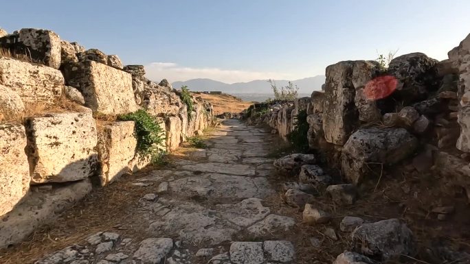 在德尼兹利的Pamukkale，夕阳下漫步在古老的Hierapolis遗址的街道上