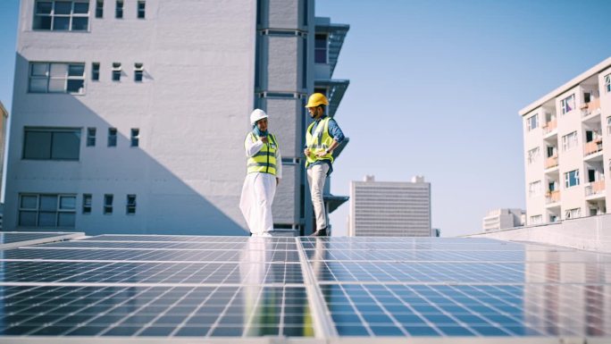 工程人员，太阳能电池板和握手为电网安装，生态友好协议或感谢在城市屋顶。技术员、经理或承包商在光伏板交