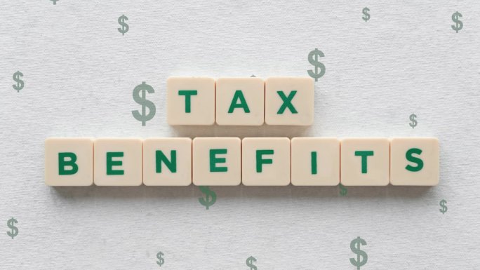 税收优惠文字在小瓷砖与美元符号拉起效果的背景。
