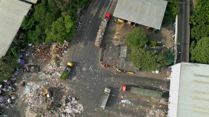 巨型垃圾场鸟瞰图。垃圾和垃圾填埋。生态问题，自然污染。消费主义经济的弊端。