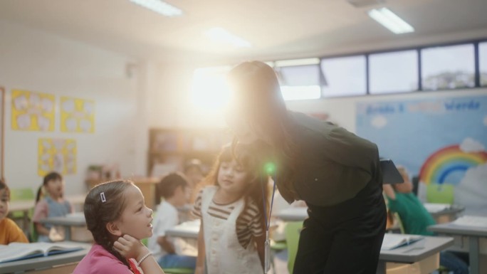 小学学习:学生在课堂上一起学习。幼儿园。回到学校。教育。知识